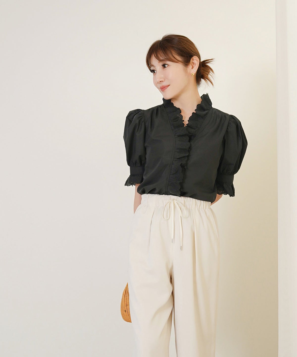 手洗い可 Vネック 大人カジュアル オフィス きれいめ フェニミン 上品 春夏 白黒 ジョイントスペース レースフリルブラウス Liala×PG