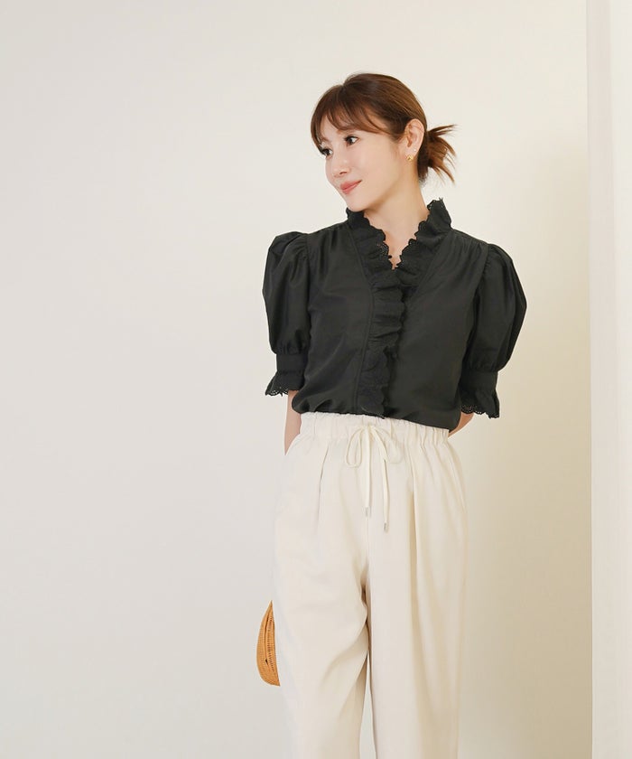 手洗い可 Vネック 大人カジュアル オフィス きれいめ フェニミン 上品 春夏 白黒 ジョイントスペース レースフリルブラウス Liala×PG
