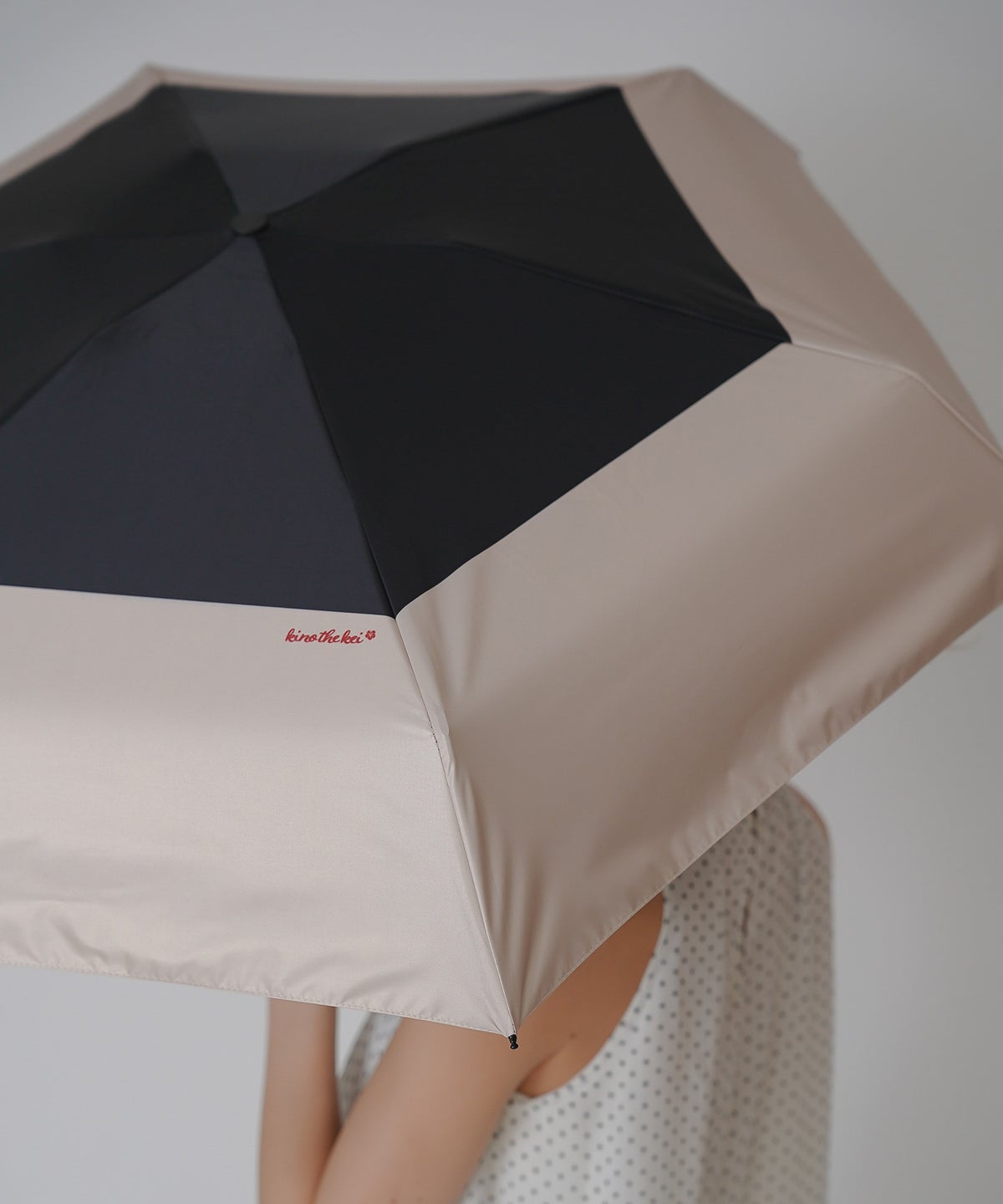 晴雨兼用 折り畳み傘 UV対策 日傘 軽量 コンパクト 通勤 旅行 上品 ［晴雨兼用］バイカラー ロゴポイント ハイビスカス アンブレラ KINO THE KEI