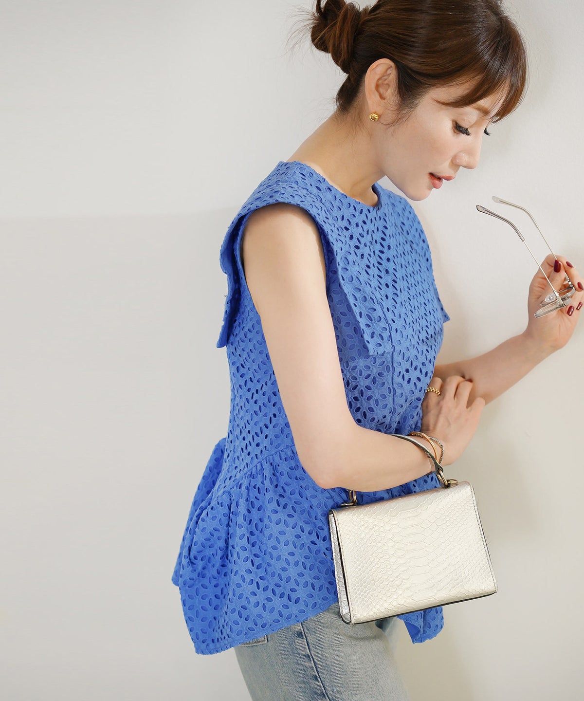 手洗い可 かわいい 上品 きれいめ 大人カジュアル オフィス フェミニン シンプル ジョイントスペース コットンレースペプラムブラウス Liala×PG