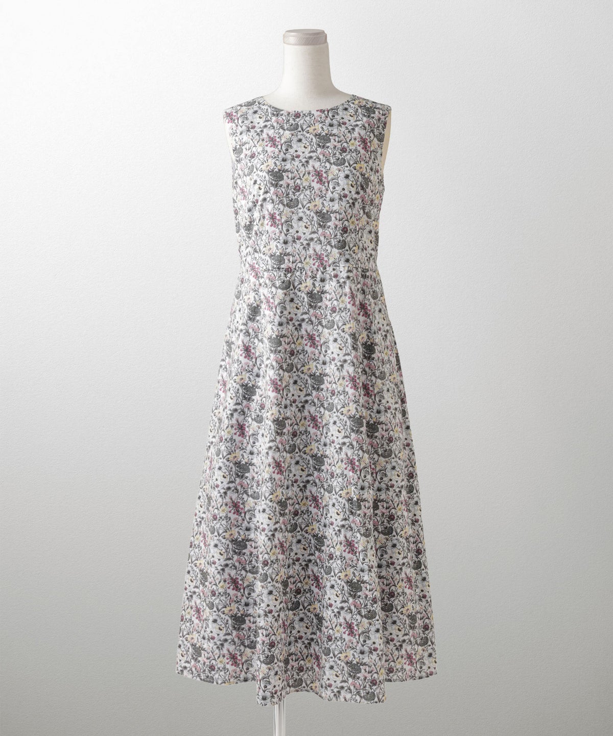 ノースリーブ ウエスト切り替え ワンピース Made with Liberty Fabric グレー ブルー ノースリーブウエスト切り替えワンピースMade with Liberty Fabric HUIT