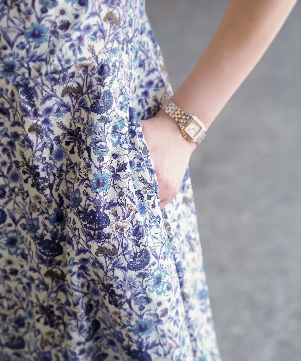 ノースリーブ ウエスト切り替え ワンピース Made with Liberty Fabric グレー ブルー ノースリーブウエスト切り替えワンピースMade with Liberty Fabric HUIT