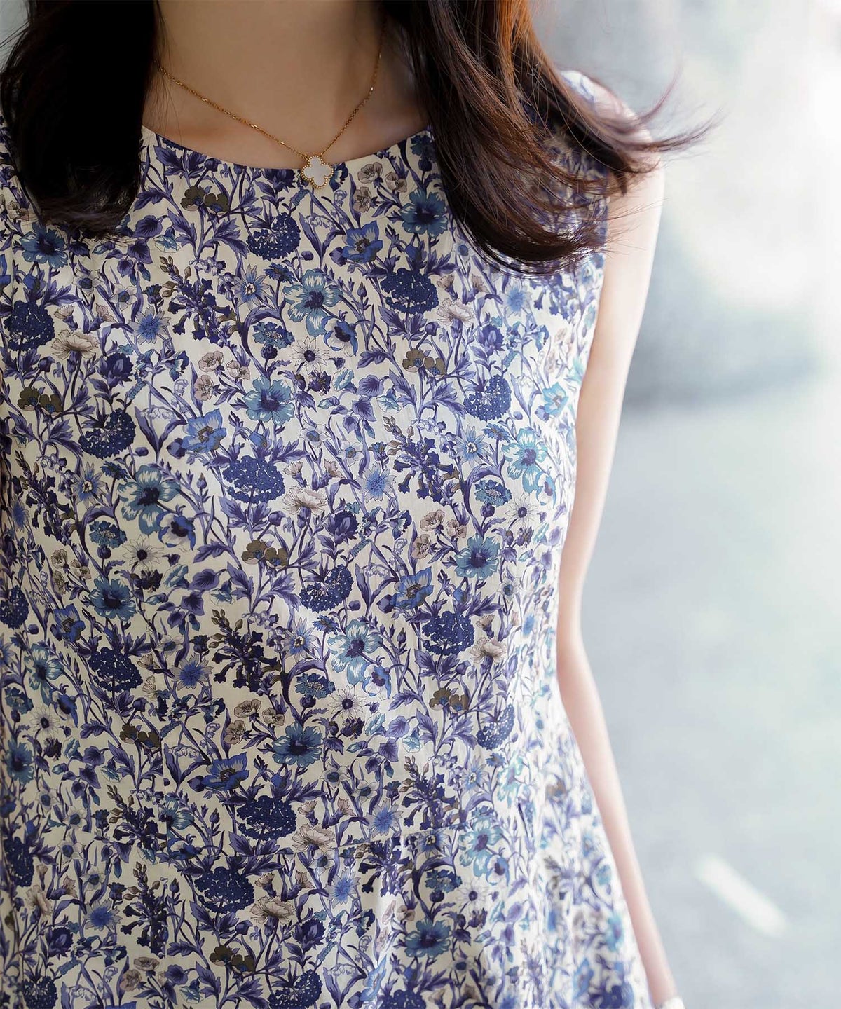 ノースリーブ ウエスト切り替え ワンピース Made with Liberty Fabric グレー ブルー ノースリーブウエスト切り替えワンピースMade with Liberty Fabric HUIT