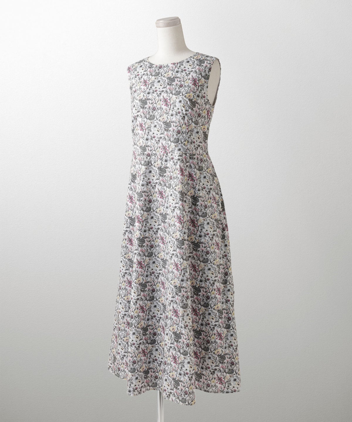 ノースリーブ ウエスト切り替え ワンピース Made with Liberty Fabric グレー ブルー ノースリーブウエスト切り替えワンピースMade with Liberty Fabric HUIT