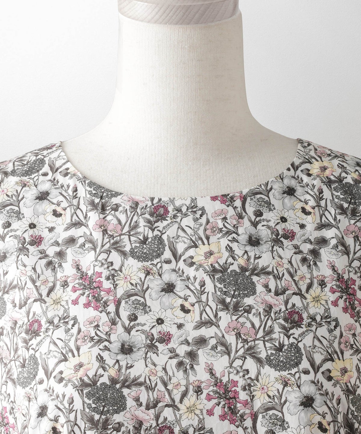 ノースリーブ ウエスト切り替え ワンピース Made with Liberty Fabric グレー ブルー ノースリーブウエスト切り替えワンピースMade with Liberty Fabric HUIT