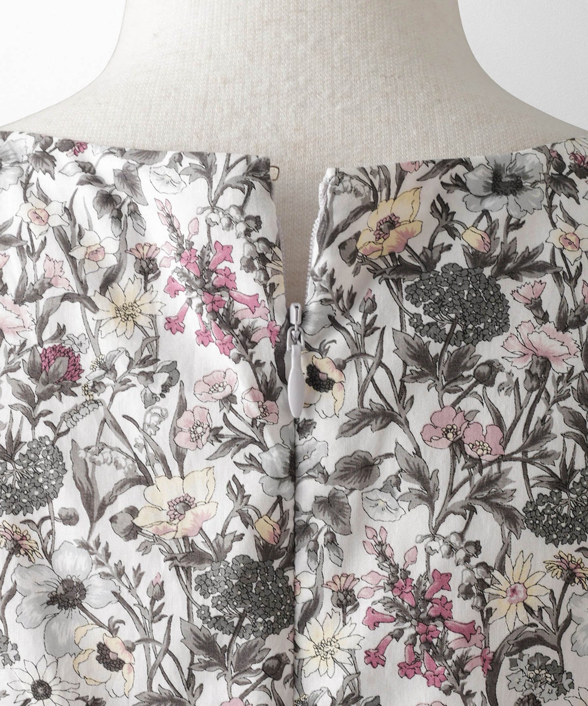 ノースリーブ ウエスト切り替え ワンピース Made with Liberty Fabric グレー ブルー ノースリーブウエスト切り替えワンピースMade with Liberty Fabric HUIT