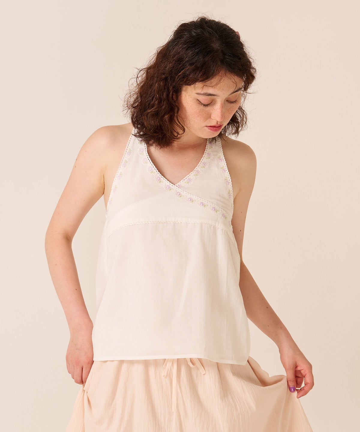 ノースリーブ/花柄/ホルターネック フラワー 刺繍入り ブラウス TINA：JOJUN