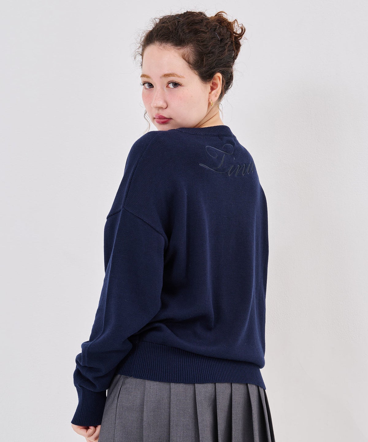 ニット/ロゴ/Vネック ビッグ 刺繍 ニットプルオーバー TINA：JOJUN