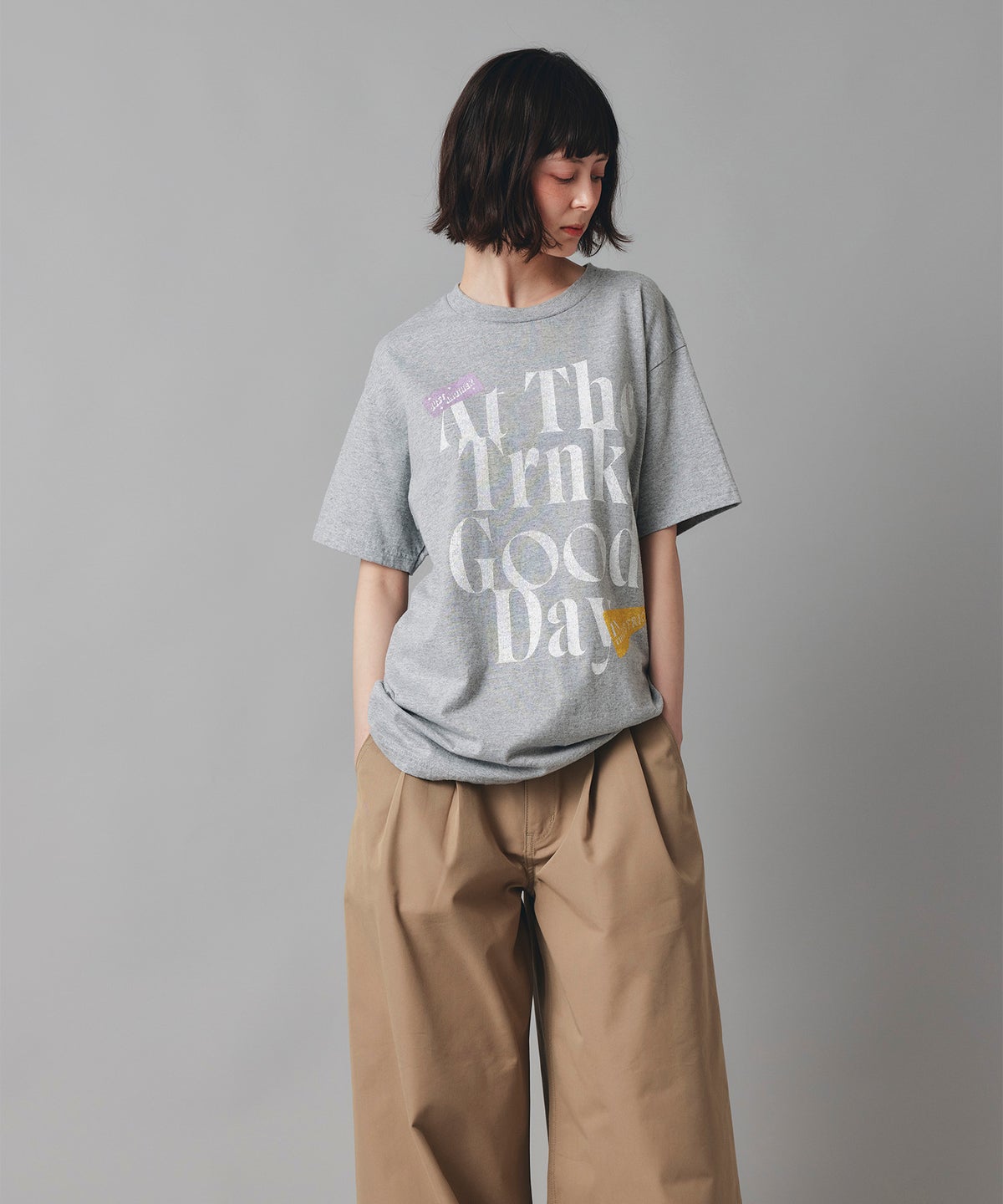 ホワイト グレー クリーム ブラック Tシャツ 半袖 プリント ウォッシャブル M L GOODDAYロゴＴシャツ AT THE TRNK ＠
