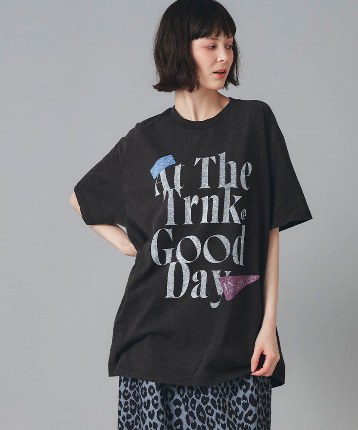 ホワイト グレー クリーム ブラック Tシャツ 半袖 プリント ウォッシャブル M L GOODDAYロゴＴシャツ AT THE TRNK ＠