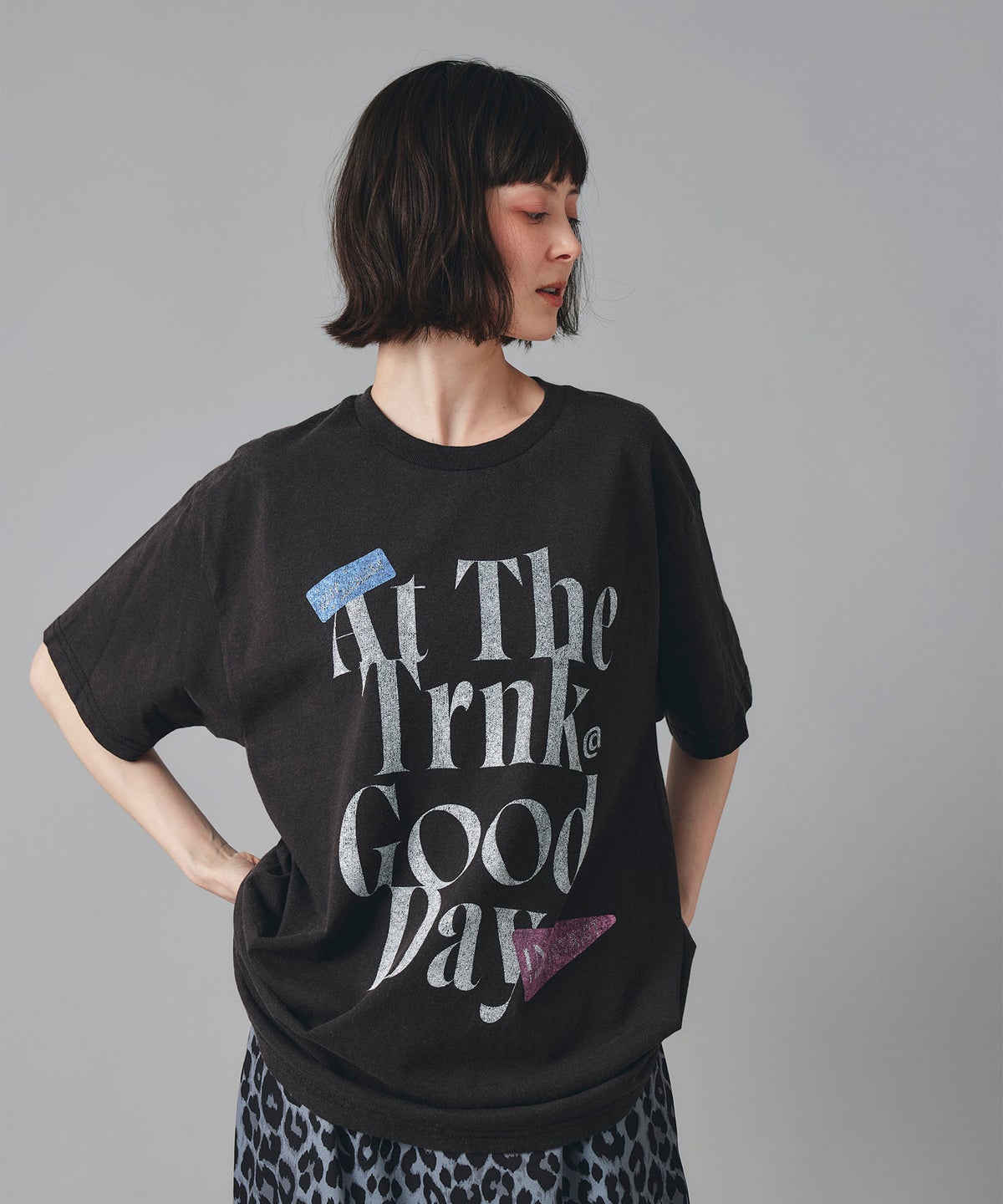ホワイト グレー クリーム ブラック Tシャツ 半袖 プリント ウォッシャブル M L GOODDAYロゴＴシャツ AT THE TRNK ＠