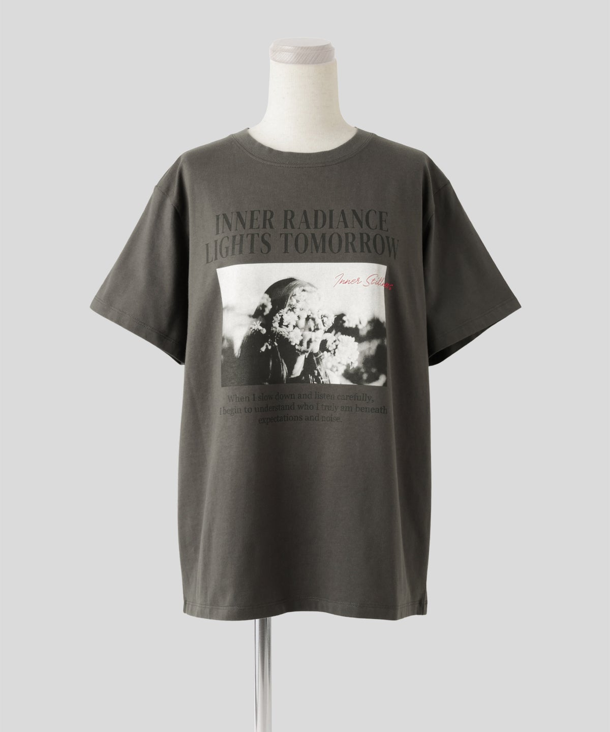 ホワイト チャコール ベージュ 半袖 Tシャツ プリント ウォッシャブル フリーサイズ フォトＴシャツ　フラワープリント AT THE TRNK ＠