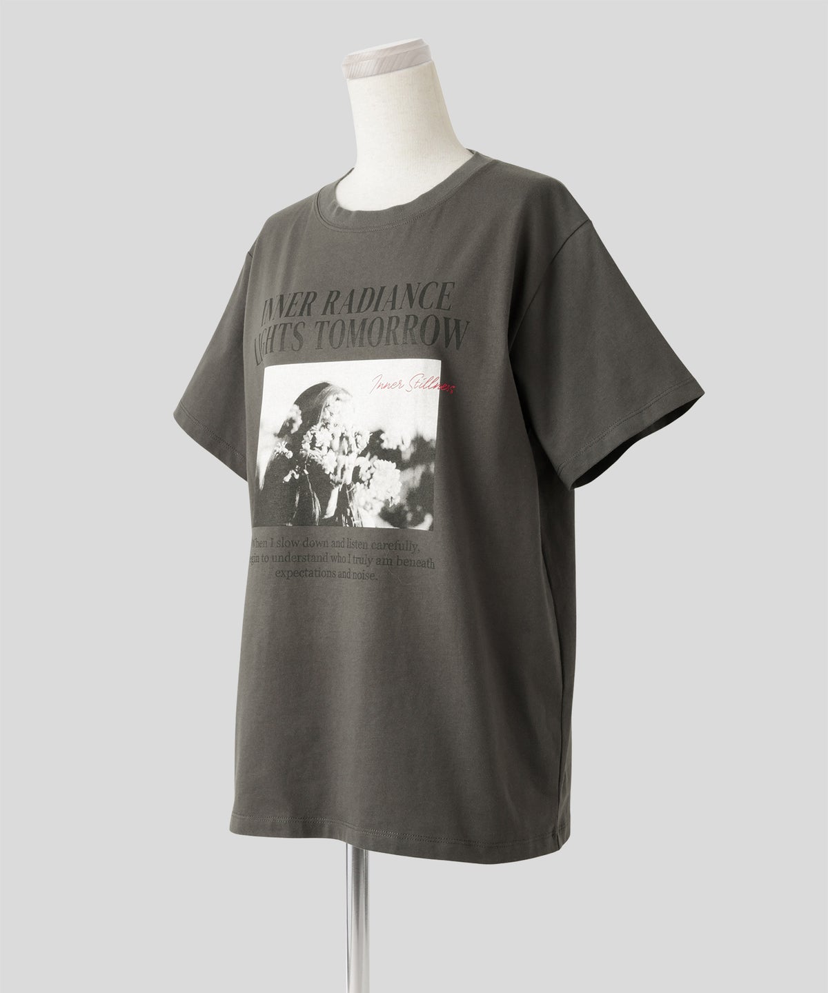 ホワイト チャコール ベージュ 半袖 Tシャツ プリント ウォッシャブル フリーサイズ フォトＴシャツ　フラワープリント AT THE TRNK ＠