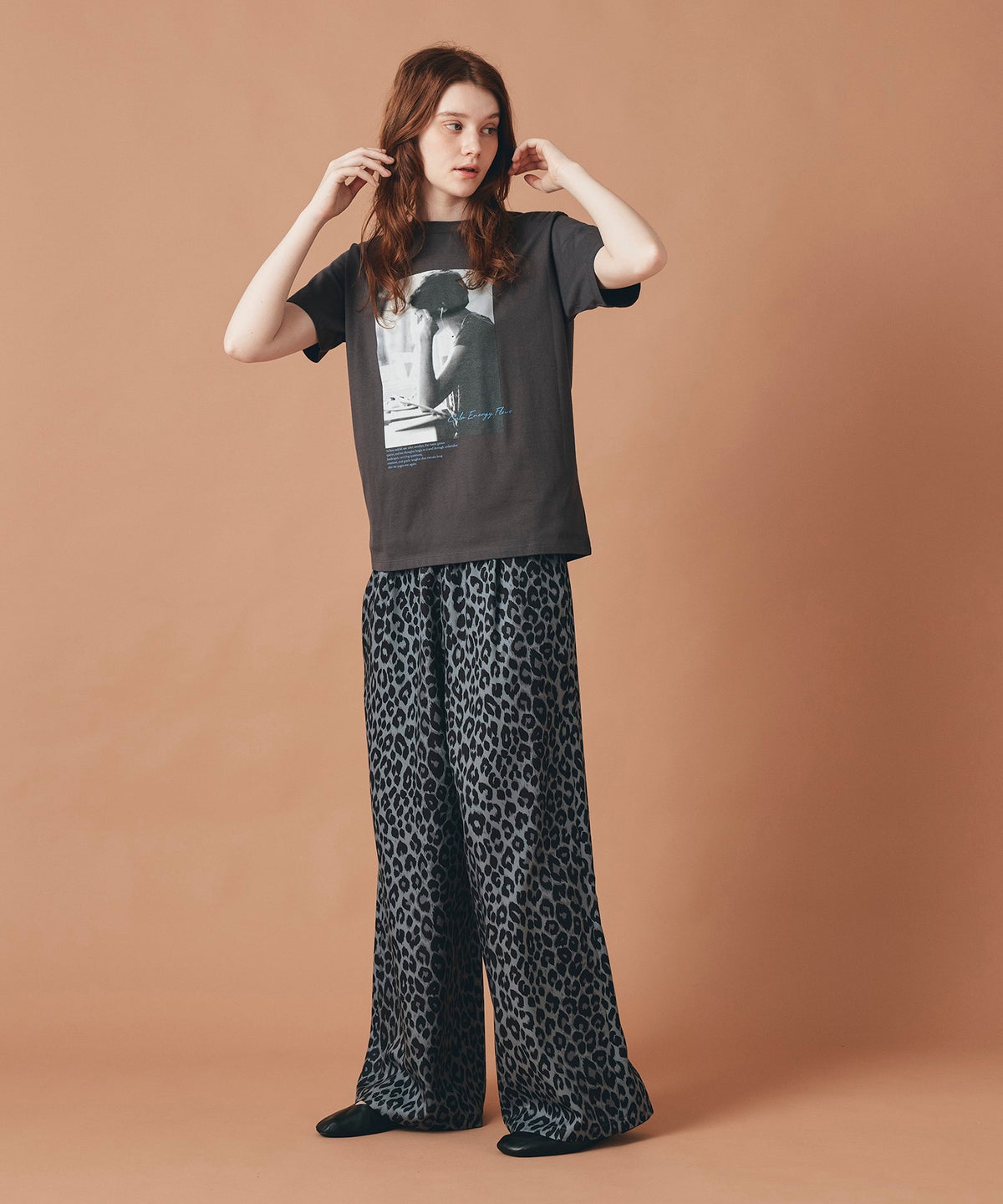 ホワイト チャコール ベージュ 半袖 Tシャツ プリント ウォッシャブル フリーサイズ フォトTシャツ　女性プリント AT THE TRNK ＠