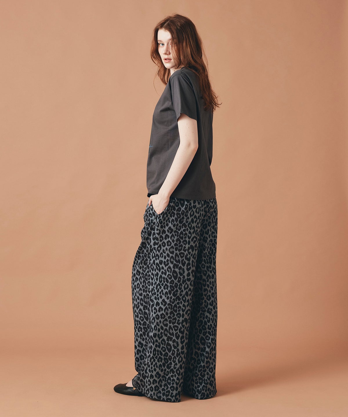 ホワイト チャコール ベージュ 半袖 Tシャツ プリント ウォッシャブル フリーサイズ フォトTシャツ　女性プリント AT THE TRNK ＠