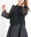 手洗い可 上品 きれいめ 大人カジュアル オフィス フォーマル フェミニン 柄 白黒 ジョイントスペース 花レースブラウス Liala×PG