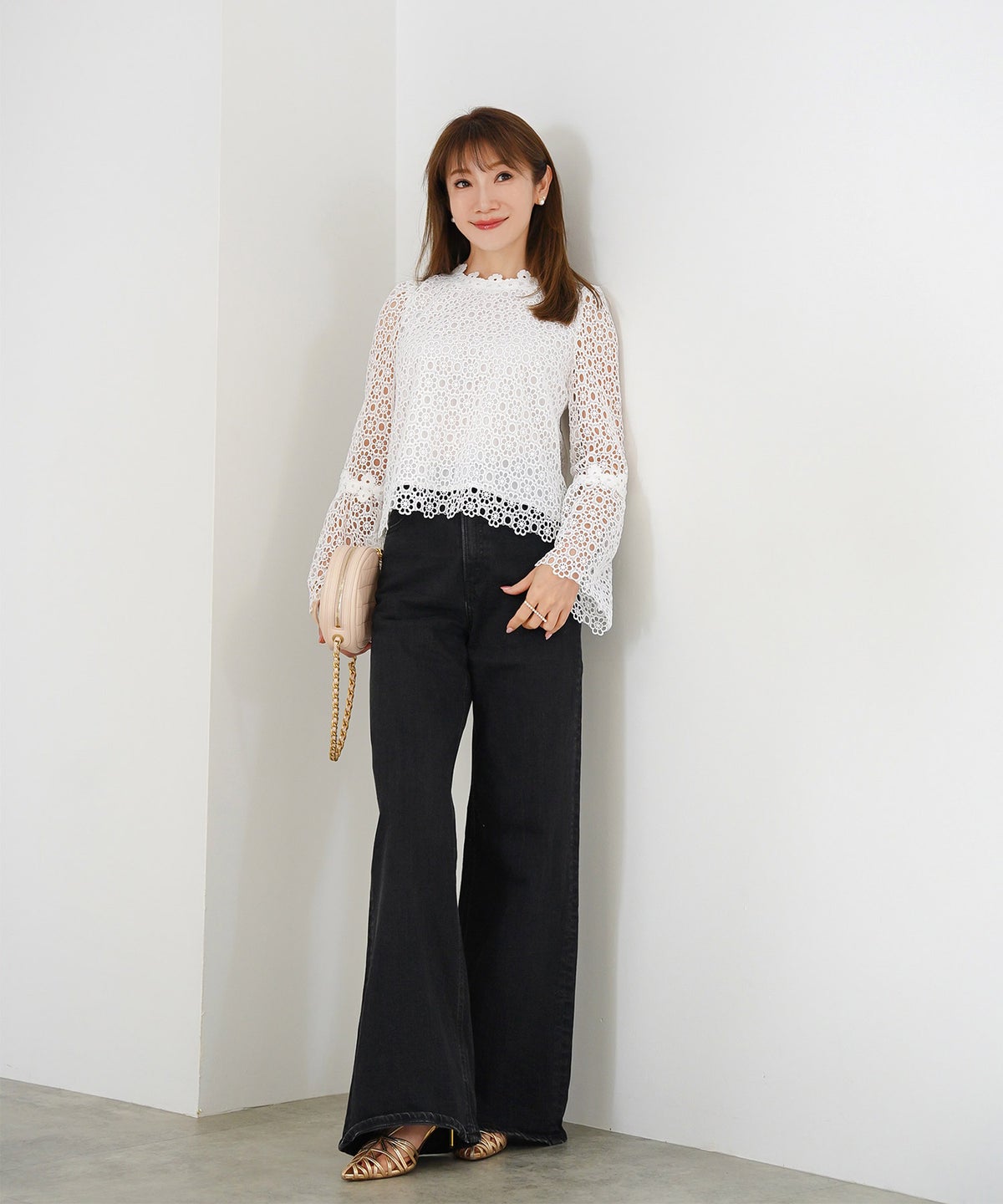 手洗い可 上品 きれいめ 大人カジュアル オフィス フォーマル フェミニン 柄 白黒 ジョイントスペース 花レースブラウス Liala×PG