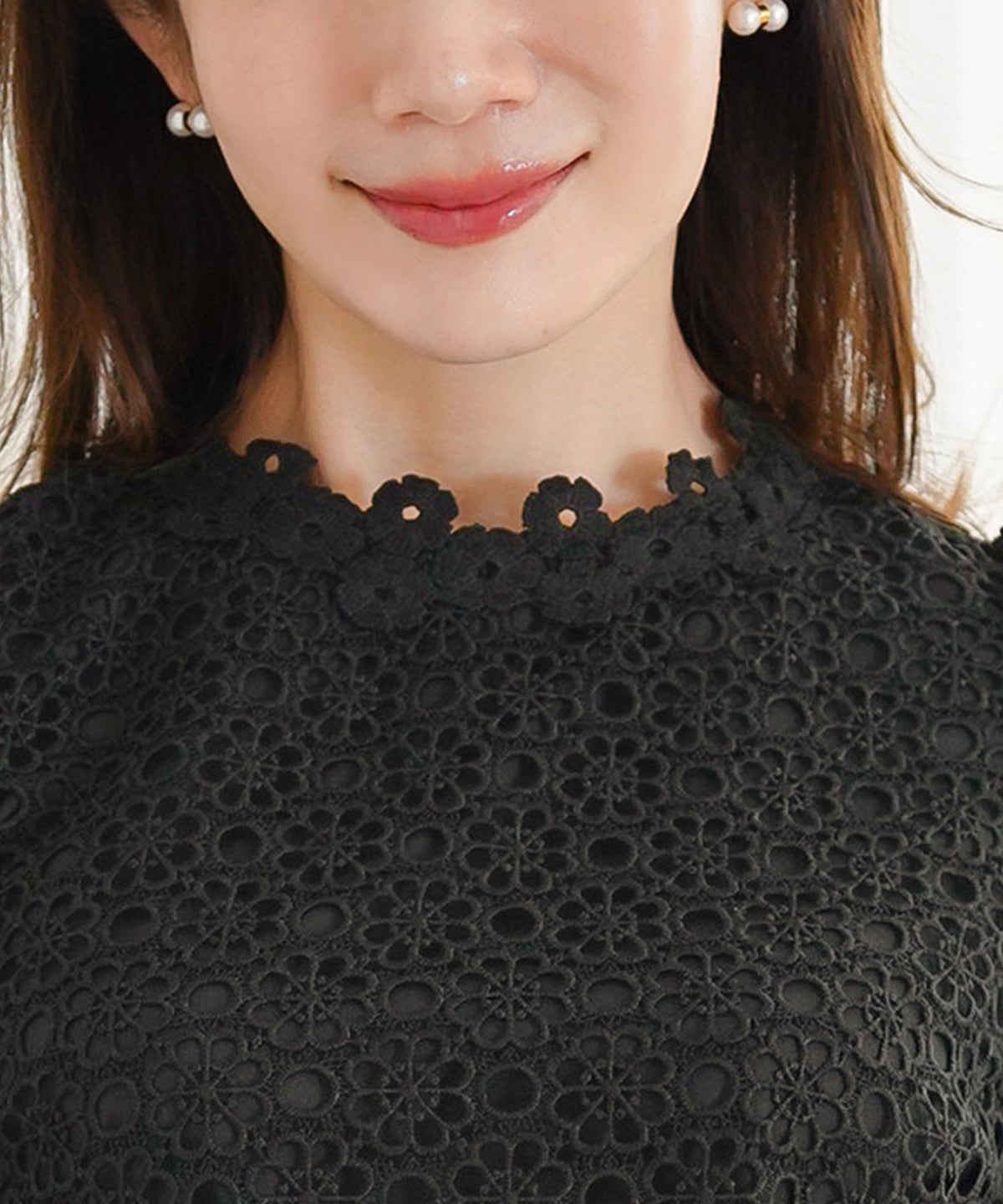 手洗い可 上品 きれいめ 大人カジュアル オフィス フォーマル フェミニン 柄 白黒 ジョイントスペース 花レースブラウス Liala×PG