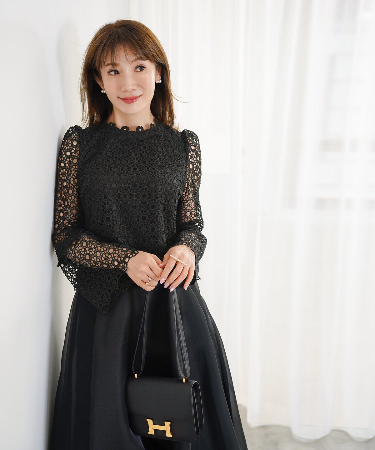 手洗い可 上品 きれいめ 大人カジュアル オフィス フォーマル フェミニン 柄 白黒 ジョイントスペース 花レースブラウス Liala×PG