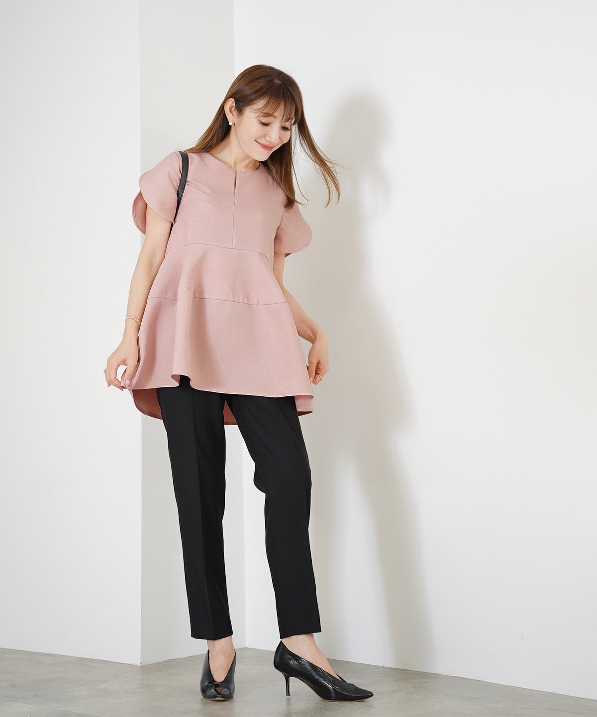 手洗い可 きれいめ 大人カジュアル オフィス フェニミン 体型カバー 上品 春 夏 秋口 ジョイントスペース チューリップ袖コクーンペプラムブラウス Liala×PG