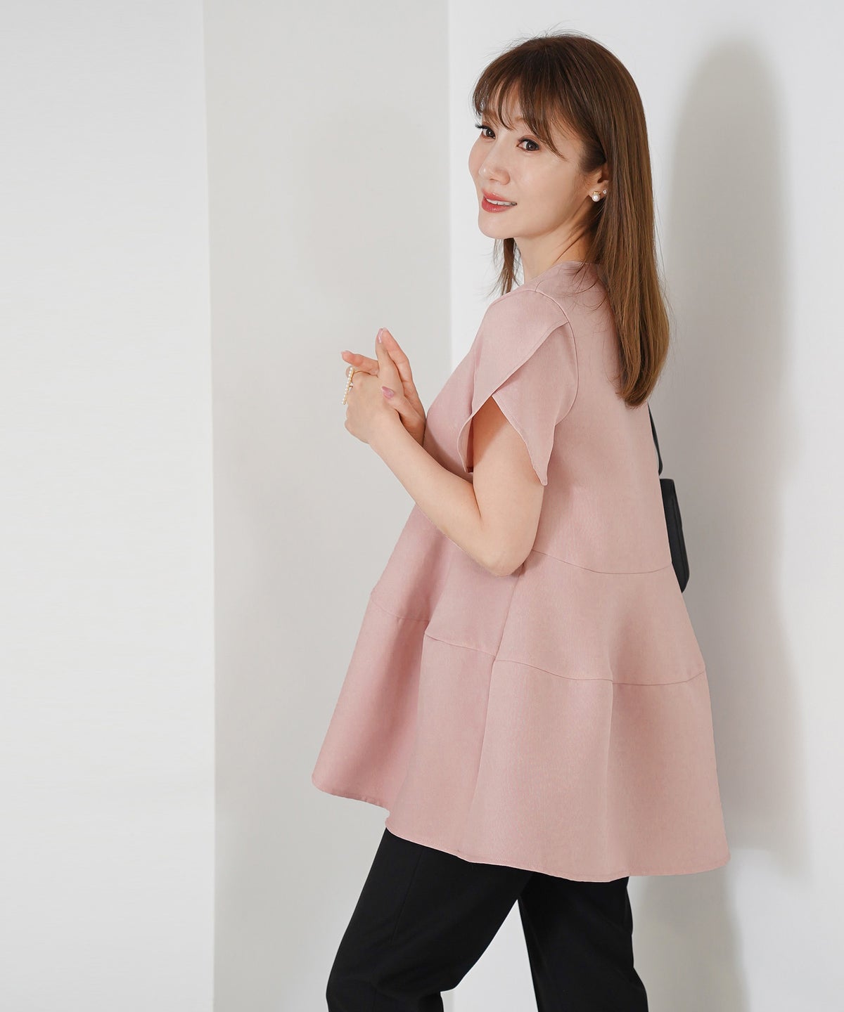 手洗い可 きれいめ 大人カジュアル オフィス フェニミン 体型カバー 上品 春 夏 秋口 ジョイントスペース チューリップ袖コクーンペプラムブラウス Liala×PG