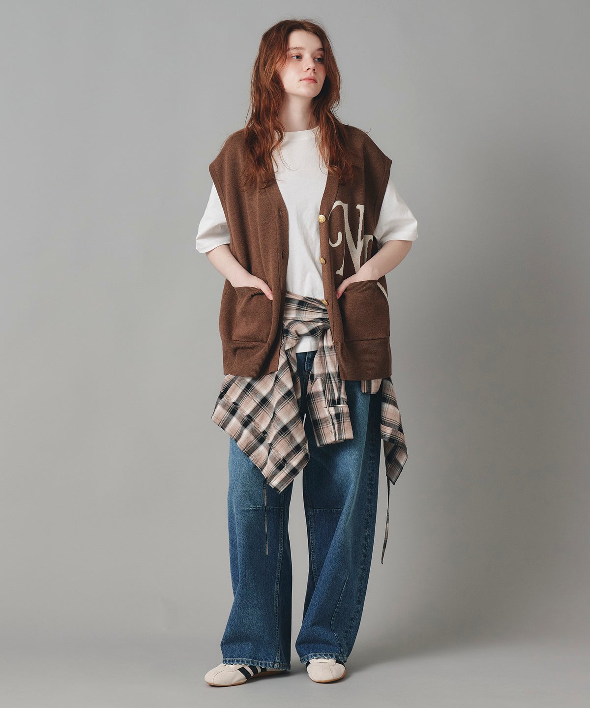 グレー ネイビー ブラウン ベスト ノースリーブ ニット Vネック ポケット付き ウォッシャブル フリーサイズ ジャガードロゴニットベスト AT THE TRNK