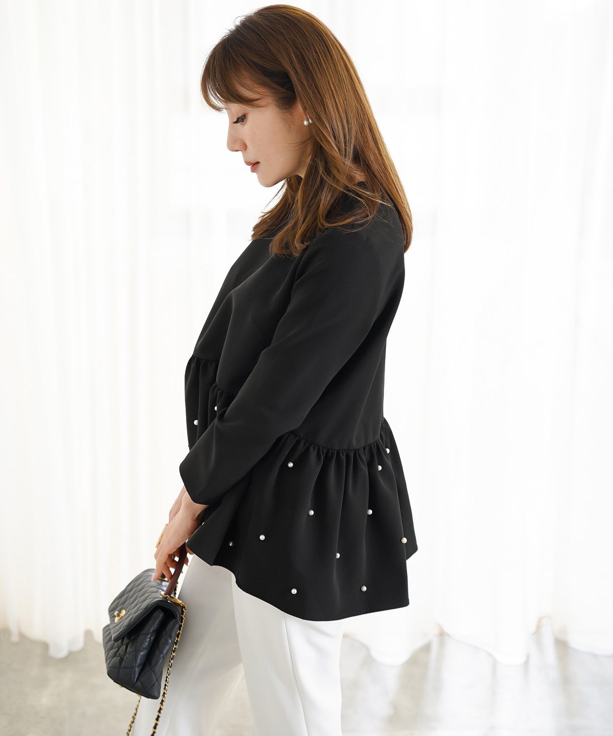 手洗い可 上品 きれいめ 大人カジュアル フェミニン オフィス オケージョン 体型カバー ジョイントスペース パール付きペプラムブラウス Liala×PG