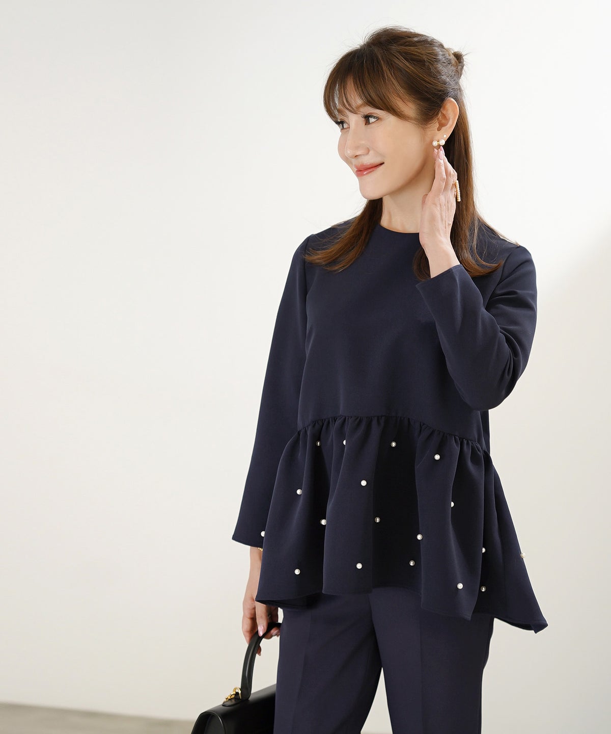 手洗い可 上品 きれいめ 大人カジュアル フェミニン オフィス オケージョン 体型カバー ジョイントスペース パール付きペプラムブラウス Liala×PG