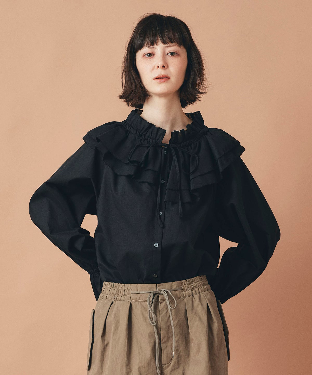 ホワイト ブラック ダブルフリルカラー & リボン ブラウス 長袖 フリーサイズ フリルブラウス AT THE TRNK