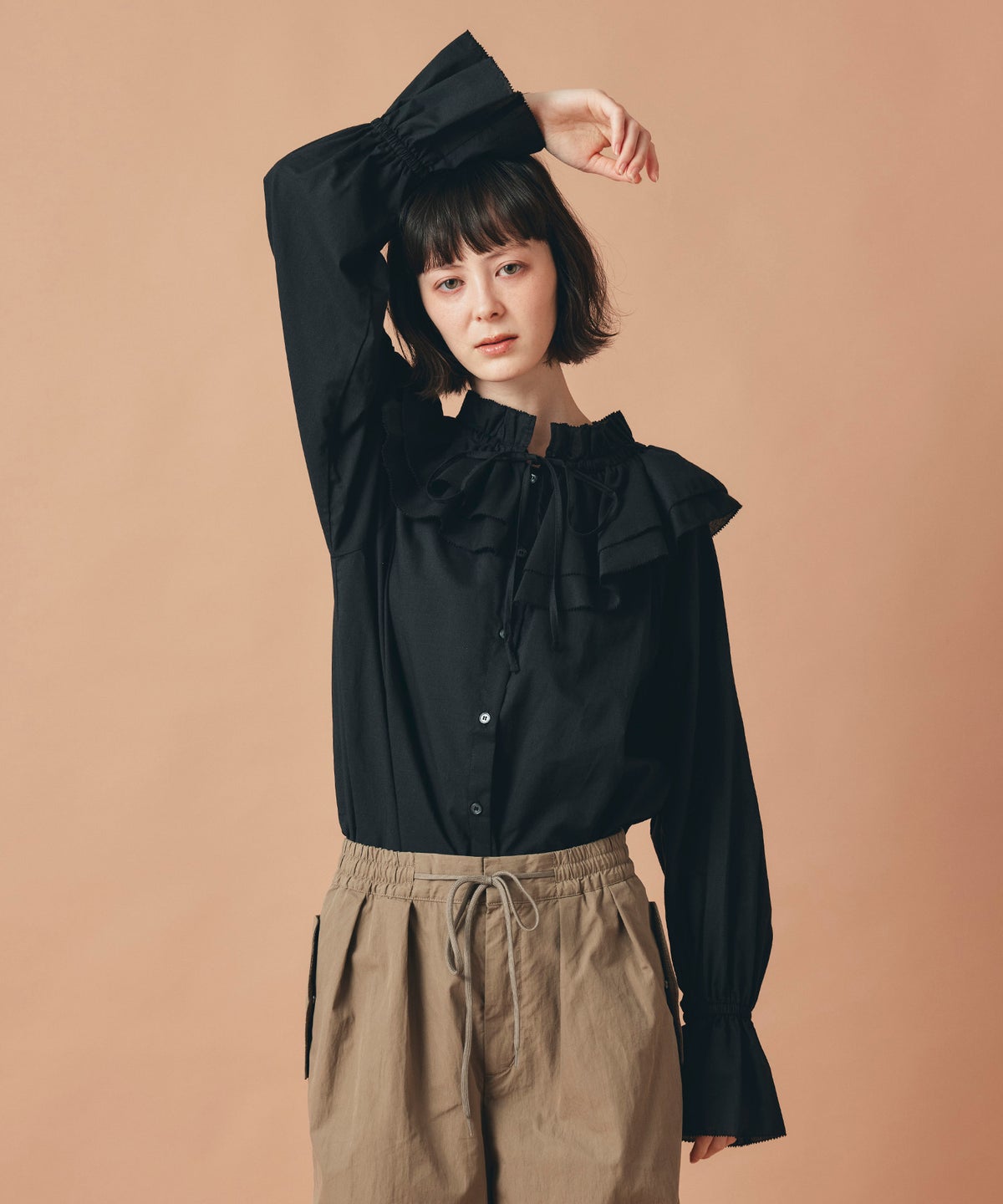 ホワイト ブラック ダブルフリルカラー & リボン ブラウス 長袖 フリーサイズ フリルブラウス AT THE TRNK