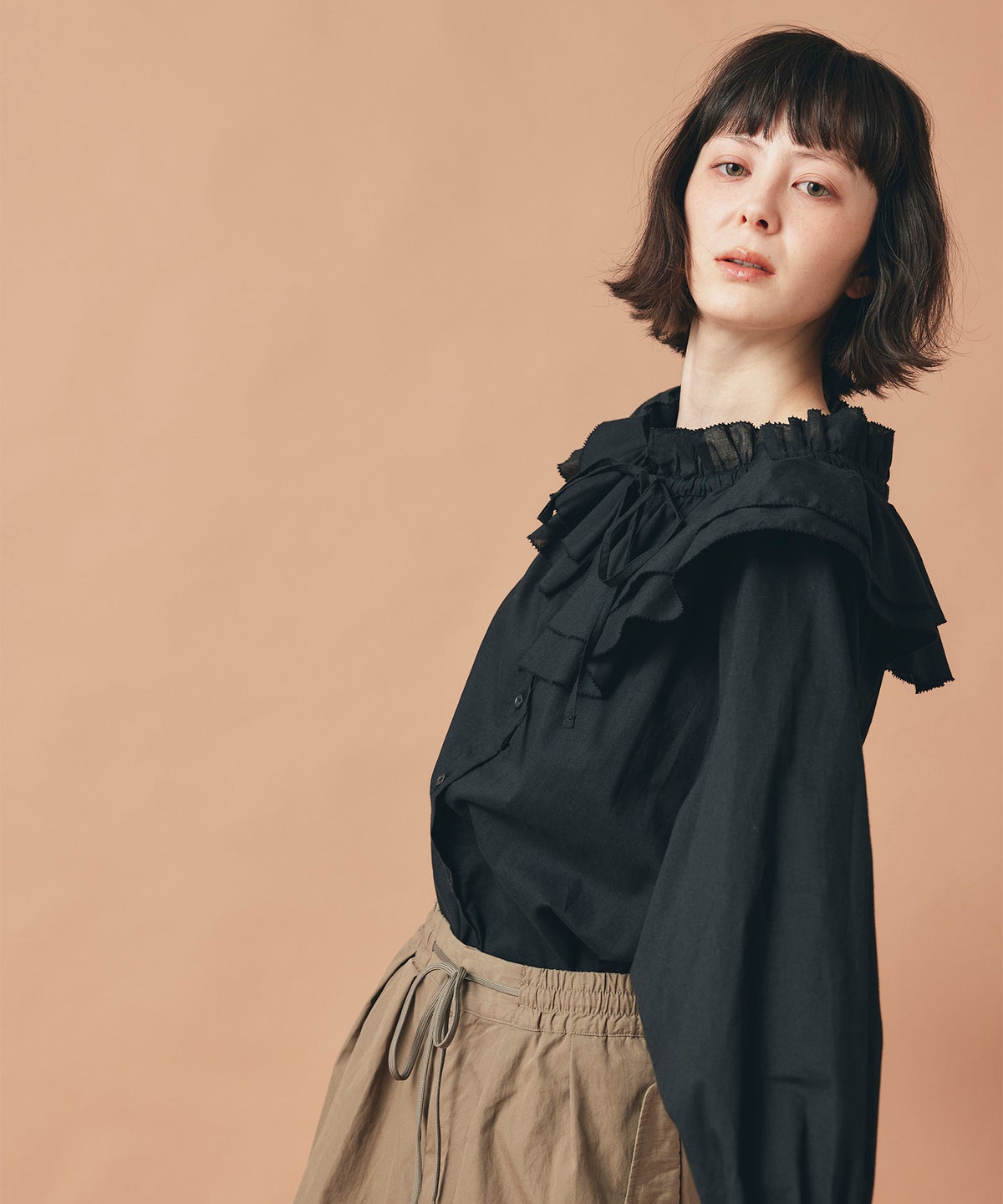 ホワイト ブラック ダブルフリルカラー & リボン ブラウス 長袖 フリーサイズ フリルブラウス AT THE TRNK