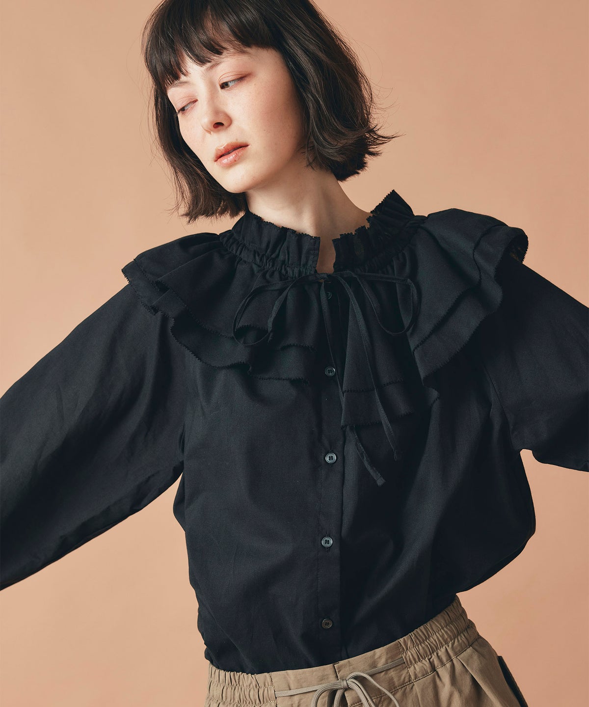 ホワイト ブラック ダブルフリルカラー & リボン ブラウス 長袖 フリーサイズ フリルブラウス AT THE TRNK