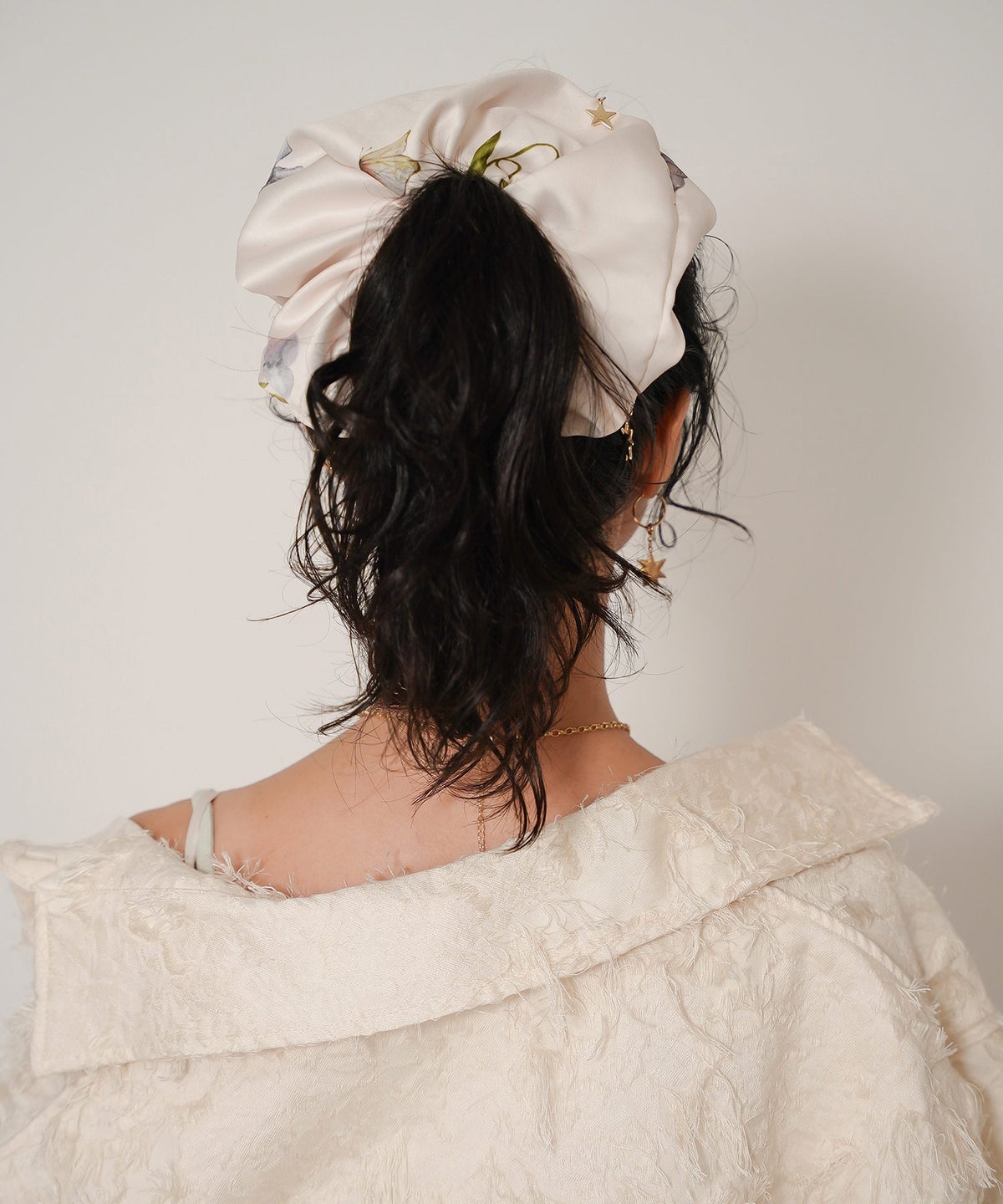 オリジナルプリント チャーム 星 ヘアアクセサリー 大きめ ヘアアレンジ 個性的 ジョイントスペース　星 チャーム付き シュシュ  Ricaco × Joint Space