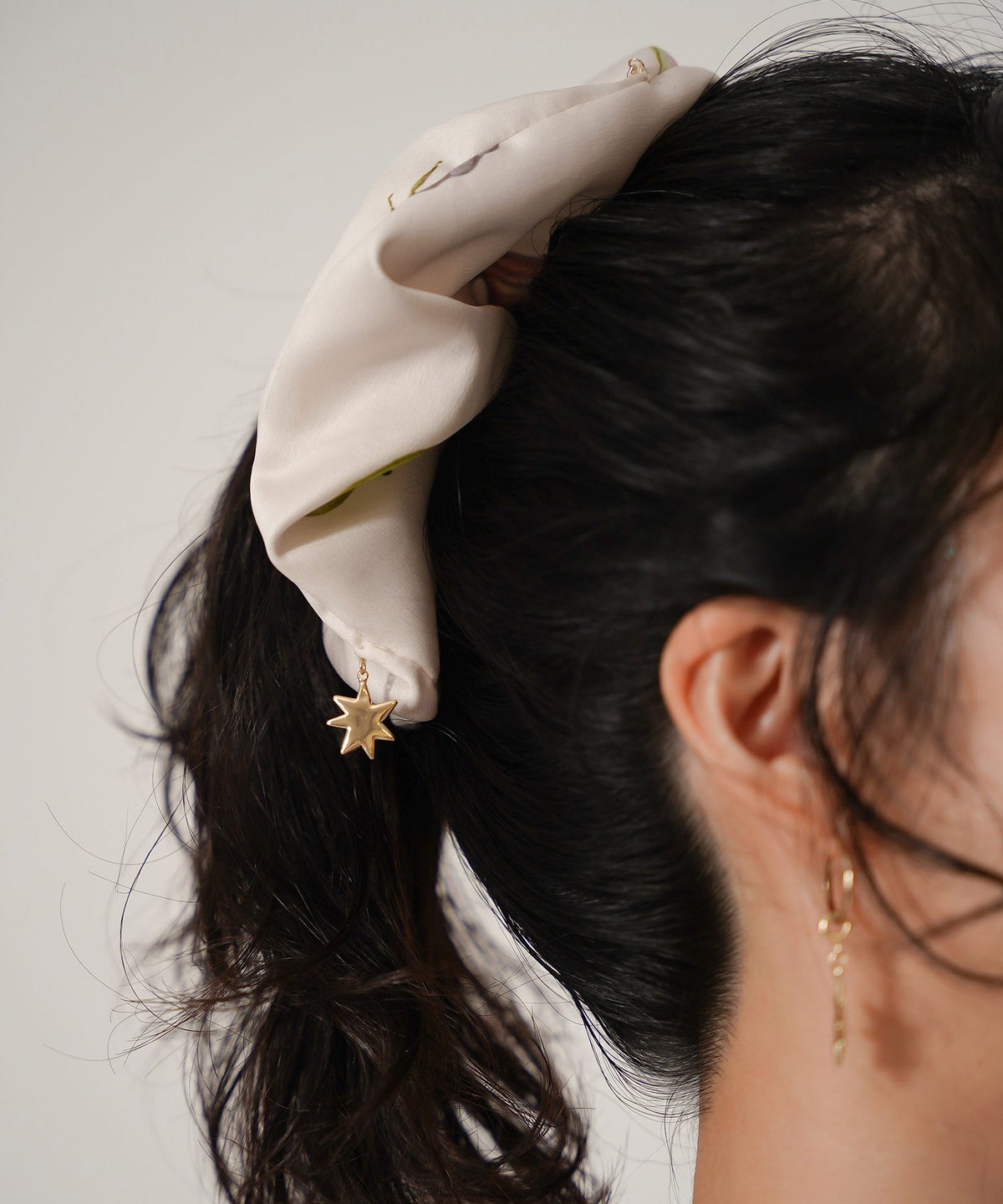 オリジナルプリント チャーム 星 ヘアアクセサリー 大きめ ヘアアレンジ 個性的 ジョイントスペース　星 チャーム付き シュシュ  Ricaco × Joint Space