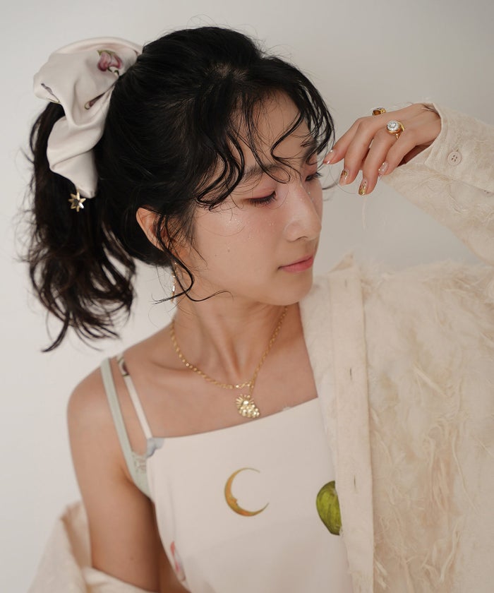 オリジナルプリント チャーム 星 ヘアアクセサリー 大きめ ヘアアレンジ 個性的 ジョイントスペース　星 チャーム付き シュシュ  Ricaco × Joint Space