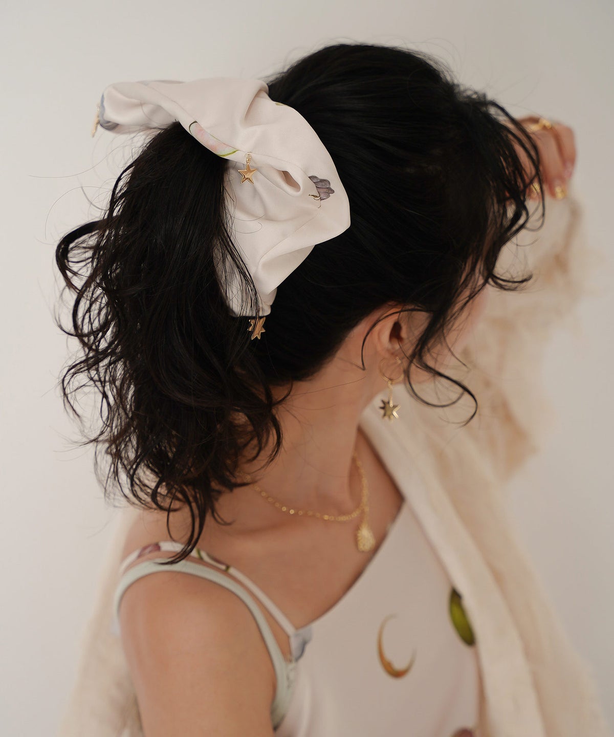 オリジナルプリント チャーム 星 ヘアアクセサリー 大きめ ヘアアレンジ 個性的 ジョイントスペース　星 チャーム付き シュシュ  Ricaco × Joint Space