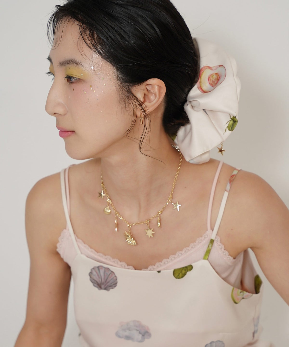 オリジナルプリント チャーム 星 ヘアアクセサリー 大きめ ヘアアレンジ 個性的 ジョイントスペース　星 チャーム付き シュシュ  Ricaco × Joint Space