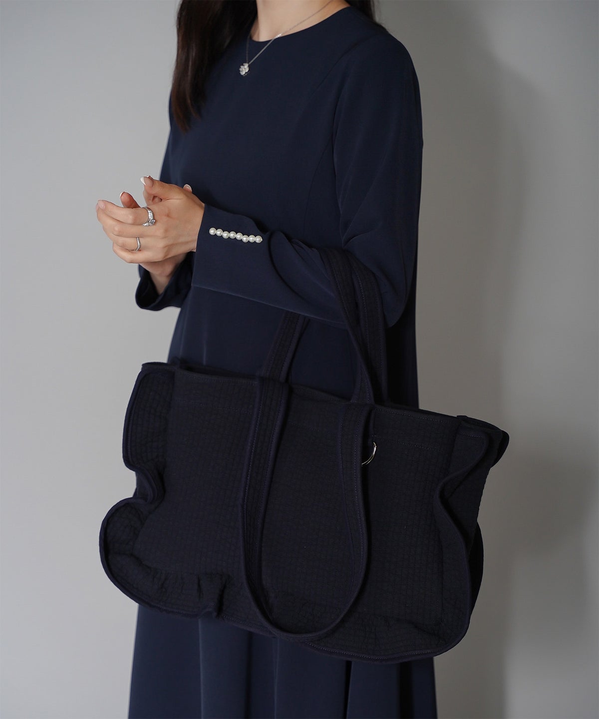 ラッフル ヌビ バッグ Large アイボリー チャコール ネイビー フリーサイズ ラッフルヌビバッグLarge HUIT