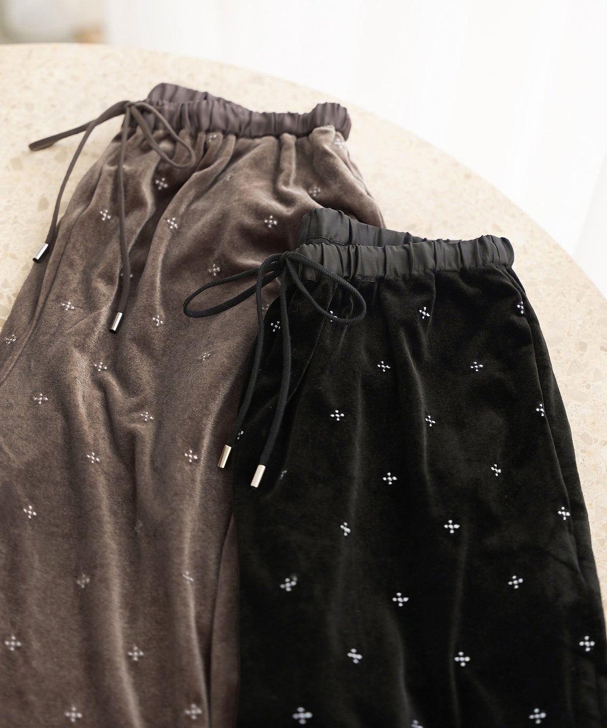 手洗い可 カジュアル シンプル 大人 上品 可愛い 柄 秋冬 リラクシー ウエストゴム ジョイントスペース ベロア刺しゅうパンツ Liala×PG